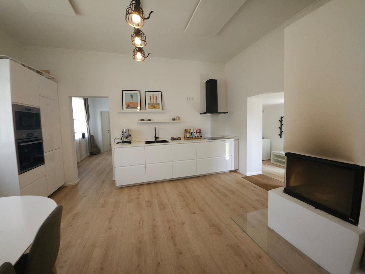 Offene Wohnküche mit Kamin